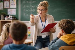 S bídou udělaly maturitu, ale děti jim říkají „paní asistentko“ - Médium.cz
